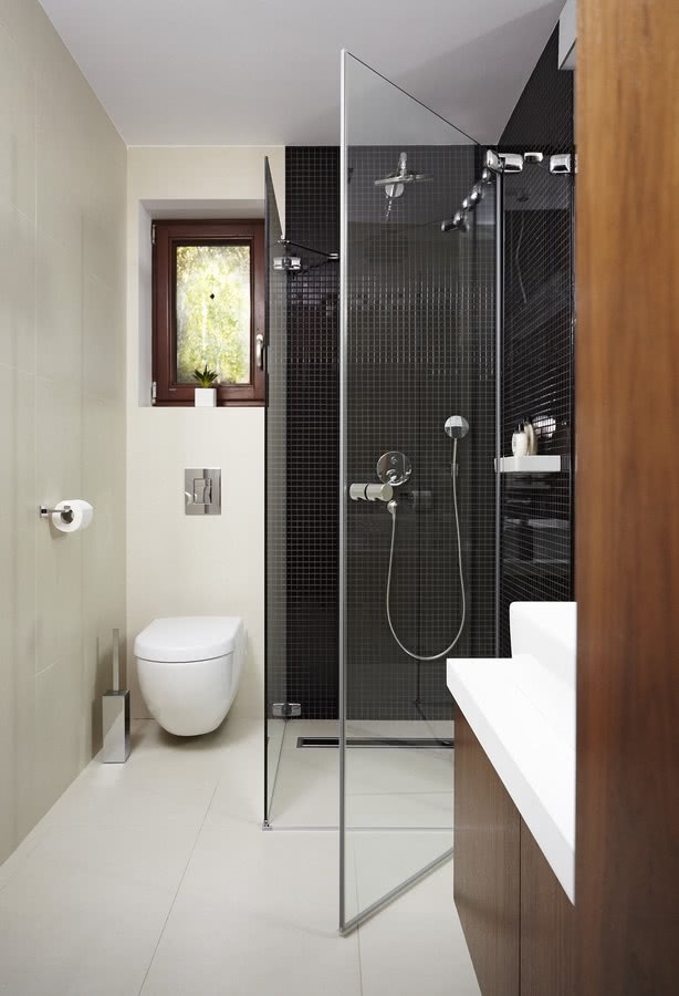 Kabina prysznicowa z przezroczystego szkła.