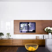 W minimalistycznym, uładzonym wnętrzu uwagę...