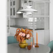 Kolorowa metamorfoza salonu i sypialni w 90-metrowym mieszkaniu na Żoliborzu