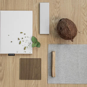 szary, biały front kuchenny, drewniany uchwyt kuchenny