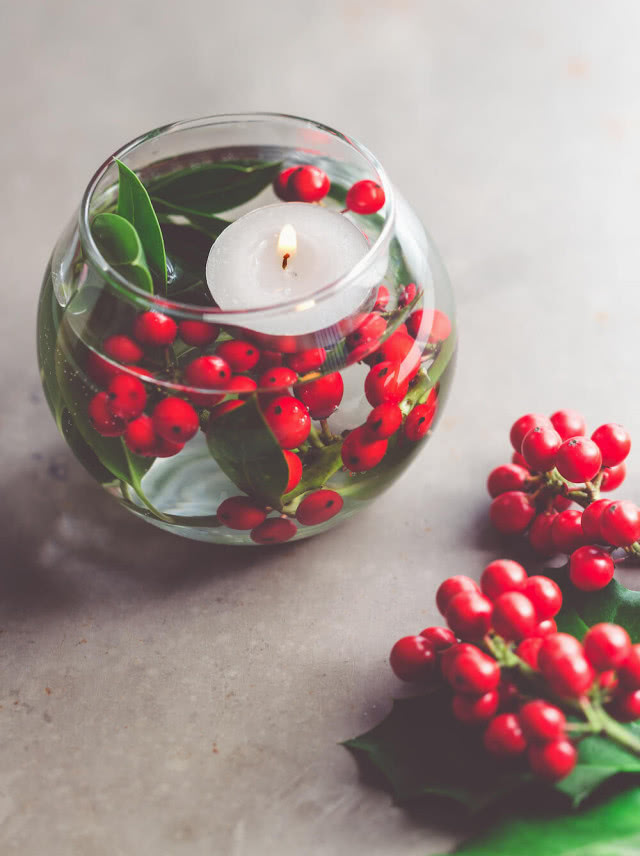 lampion świąteczny z ostrokrzewem