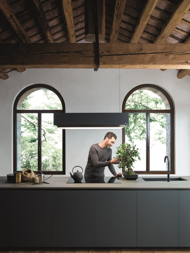 czarna kuchnia z drewnianym sufitem