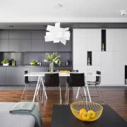 W minimalistycznym, uładzonym wnętrzu uwagę...