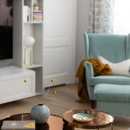 Kolorowa metamorfoza salonu i sypialni w 90-metrowym mieszkaniu na Żoliborzu