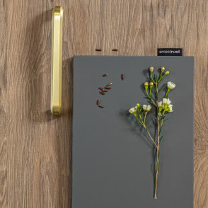 szary front kuchenny, drewniany blat kuchenny, złoty uchwyt kuchenny