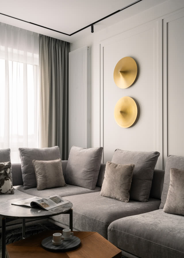 Sztukateria ścienna ze złotymi kinkietami