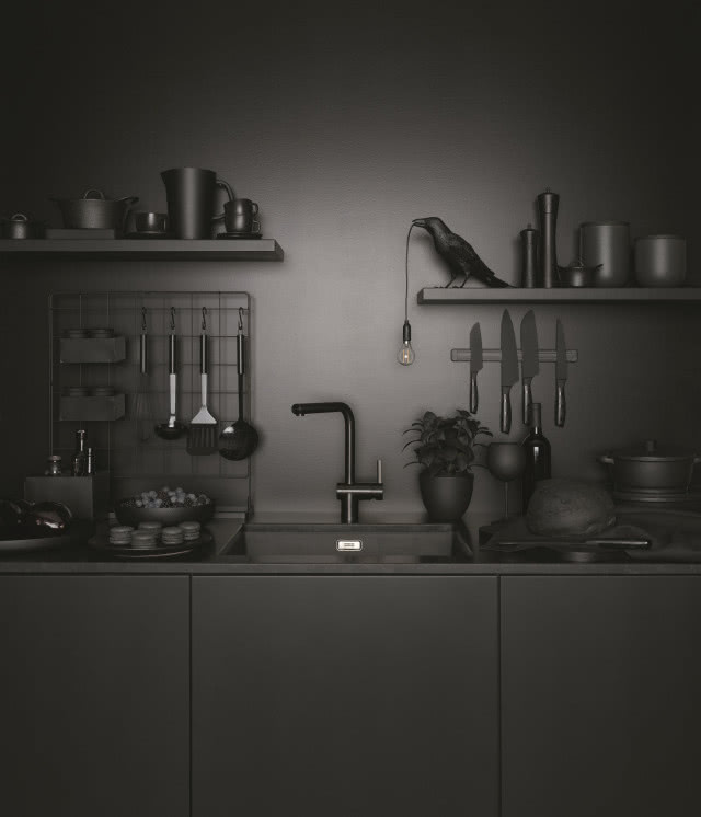 czarna kuchnia z czarną ścianą