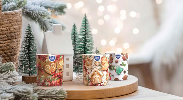 świece zapachowe w zdobionych grafiką szkle, choinki, domek porcelanowy - świecznik