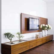 W minimalistycznym, uładzonym wnętrzu uwagę...