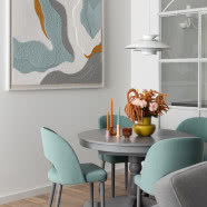 Kolorowa metamorfoza salonu i sypialni w 90-metrowym mieszkaniu na Żoliborzu