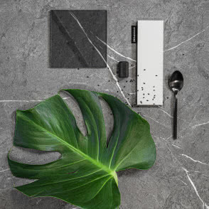 biały front kuchenny, czarny uchwyt kuchenny, czarna łyżeczka, szary marmurowy blat kuchenny