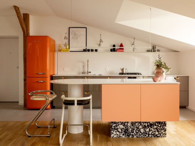 pomarańczowa kuchnia vintage na poddaszu