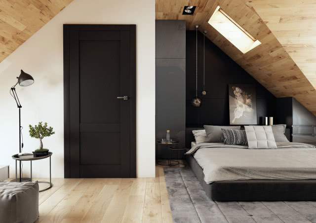 czarne drzwi, poddasze, obraz, duże łóżko, drewniana podłoga, szary dywan, okno dachowe, stolik, lampka podłogowa