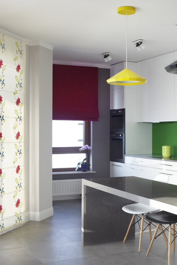 Kuchnia z jadalnią. Białe szafki kuchennej...