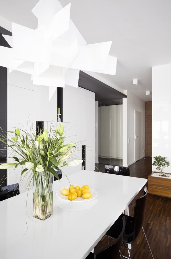 W minimalistycznym, uładzonym wnętrzu uwagę...