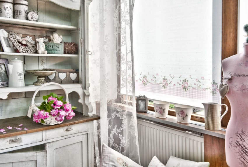 Biała roleta kuchenna Shabby Chic ozdobiona na...