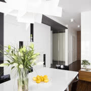 W minimalistycznym, uładzonym wnętrzu uwagę...