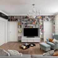 Kolorowa metamorfoza salonu i sypialni w 90-metrowym mieszkaniu na Żoliborzu