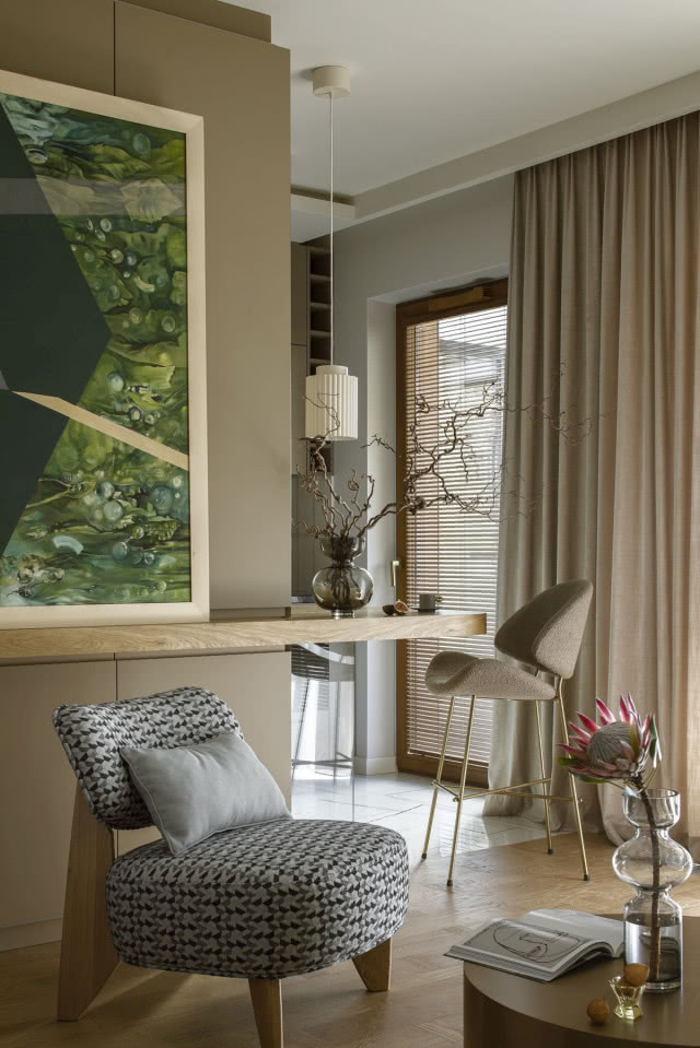 zielony obraz na ścianie w beżowym salonie 