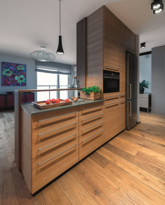 Drewniana kuchnia z fornirem