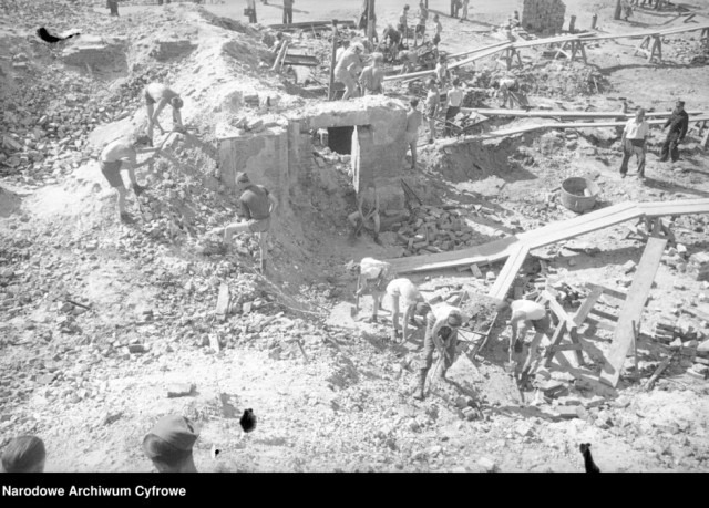 gruzy zniszczona starówka w Warszawie, robotnicy przy pracy