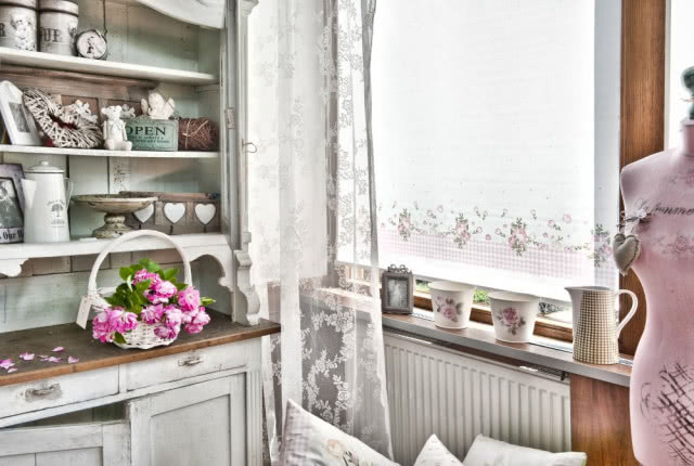 Biało różowa roleta z delikatnym wzorem kwiatowym, biała firanka