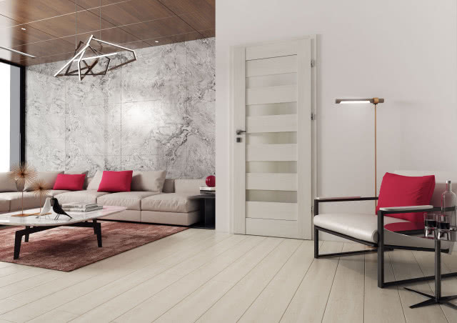 białe drzwi z przeszkleniami, kanapa, fotel, stolik kawowy, drewniana podłoga, ptaki na stoliku, książki, lampa sufitowa