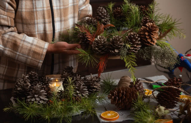 stroik świąteczny z igliwia