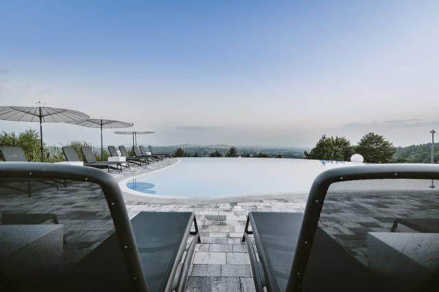 widok na basen infinity, ujęcie na wprost