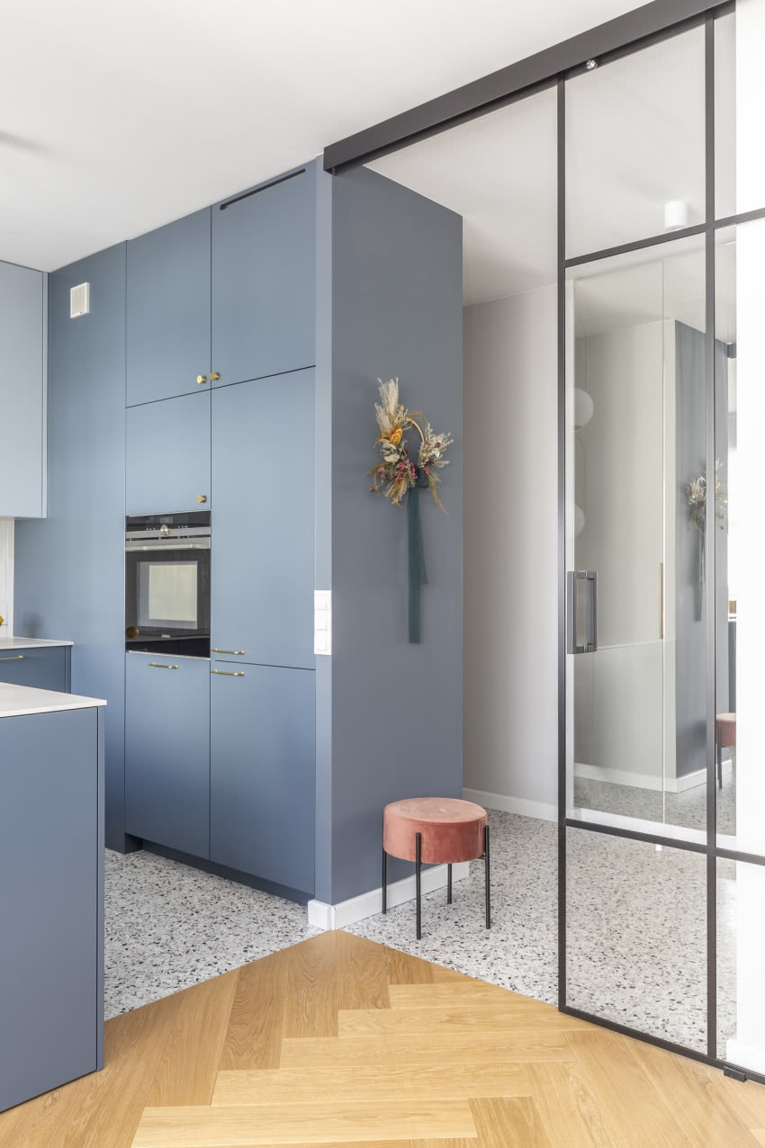 Salon oddzielony został od holu
szklanymi...