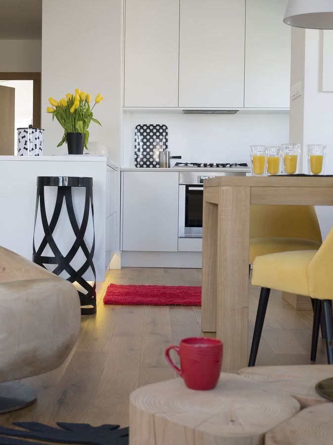 Nowoczesnej, białej zabudowie kuchennej...