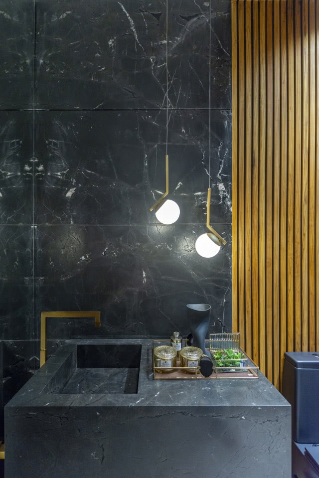 drewniana kuchnia z marmurem