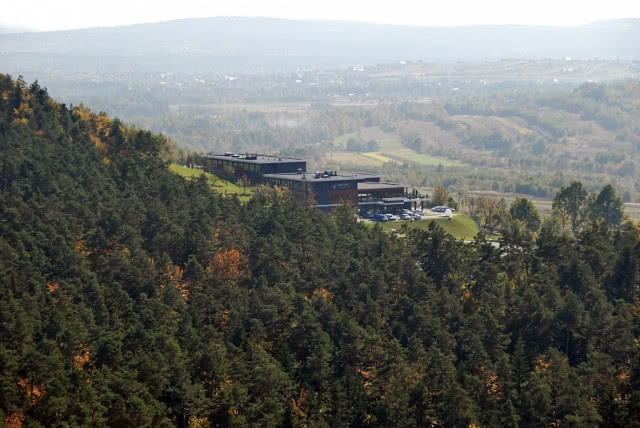 widok na hotel z góry na wzgórzu