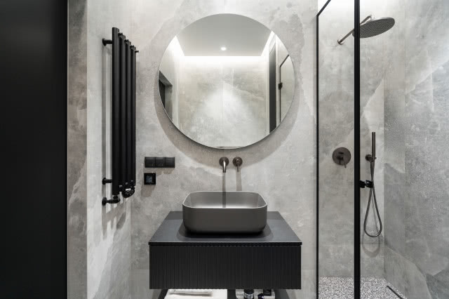szara łazienka z czarną armaturą