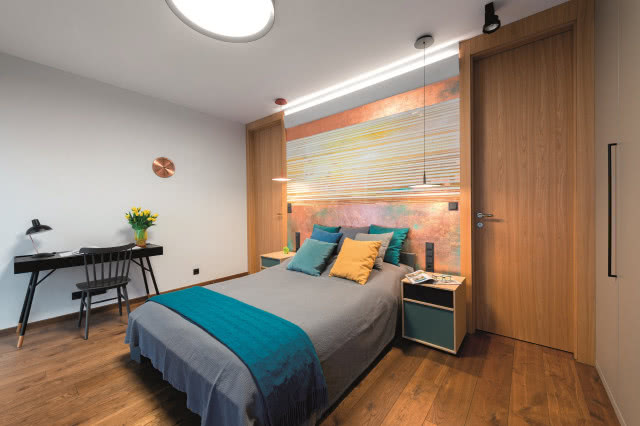 Kolorowa sypialnia pełna drewna