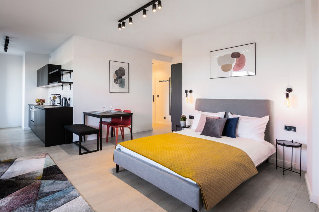 Łóżko w salonie jak zaaranżować