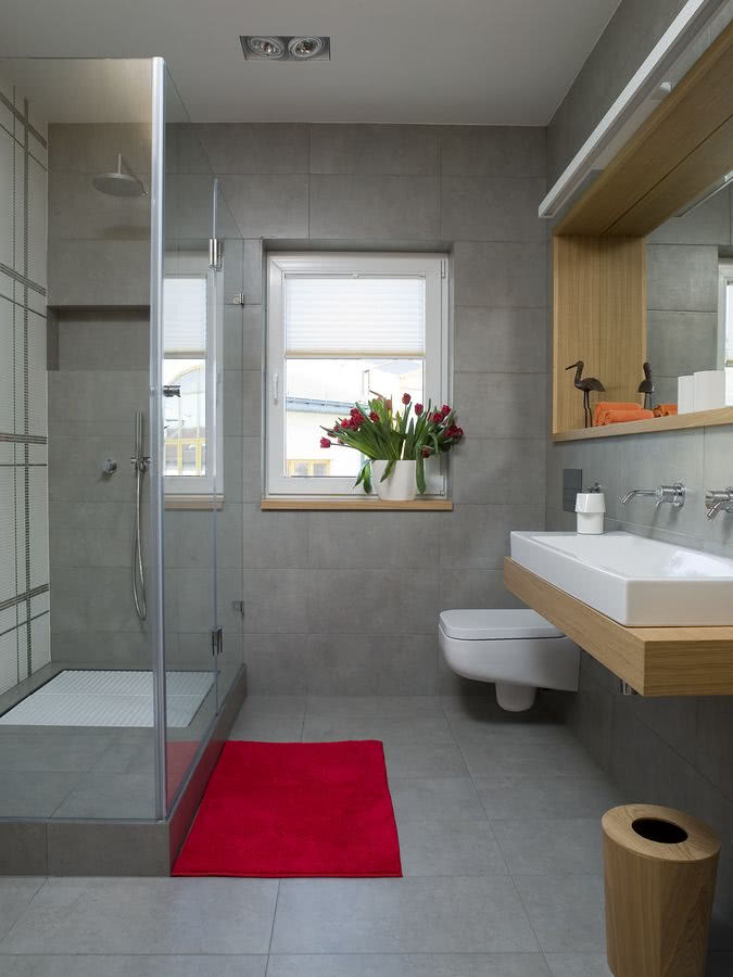 Nowoczesna szara łazienka z czerwonymi akcentami