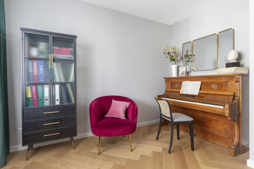 W gabinecie stoi pianino, na którym pani domu...
