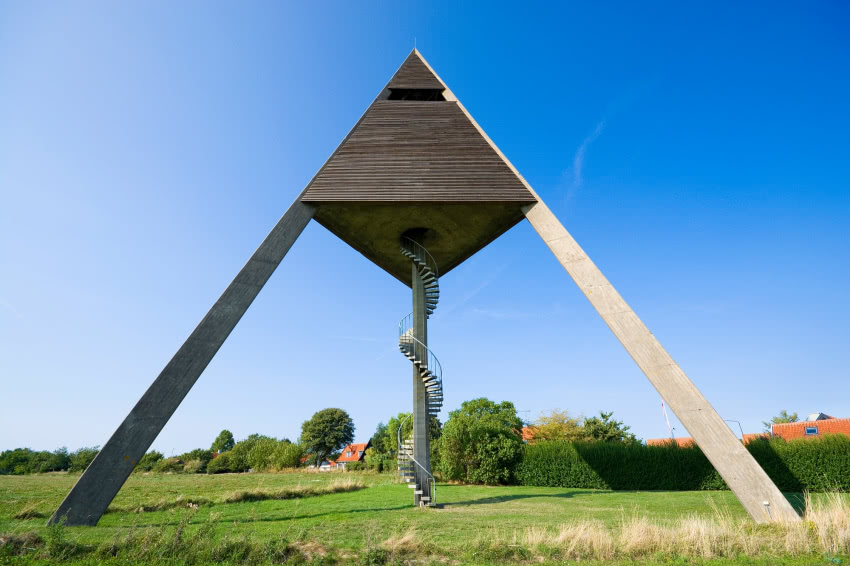 Nowoczesna trójnożna wieża ciśnień...