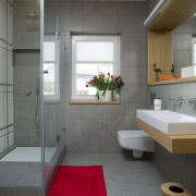 Na szarej kanapie kolekcja barwnych poduszek