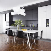 W minimalistycznym, uładzonym wnętrzu uwagę...