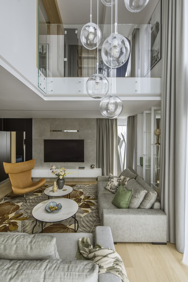 Oświetlenie wiszące w salonie z wysokim sufitem