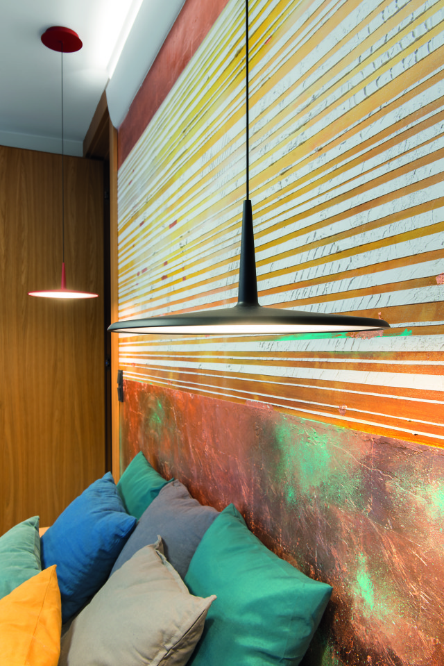 Miedziane detale w sypialni