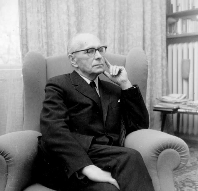 Jan Zachwatowicz siedzi w fotelu