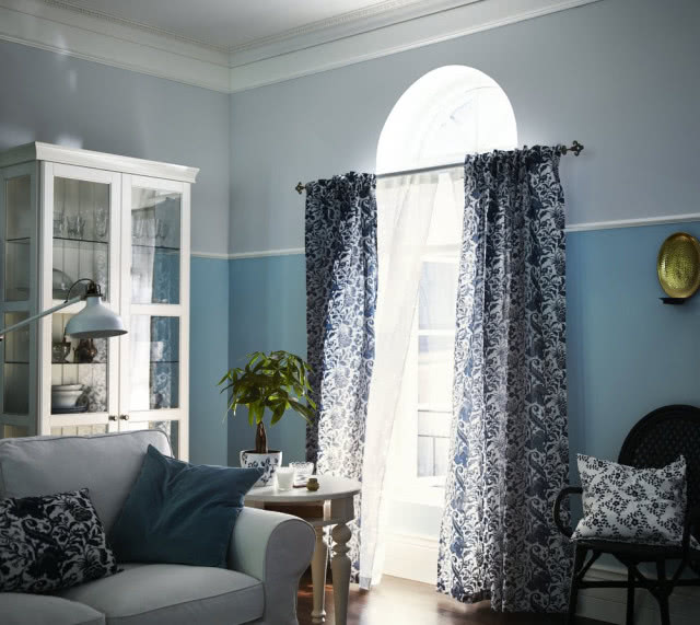 biała firanka, gruba granatowo-biała zasłona