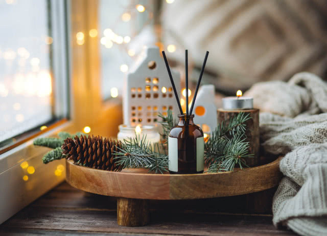świąteczna ozdoba na drewnianej tacy