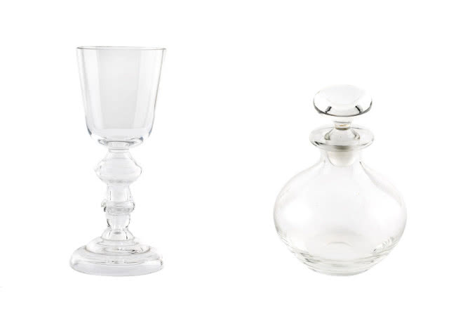 Białe szkło projektu Stanisława Dawskiego wyróżnia prostota.