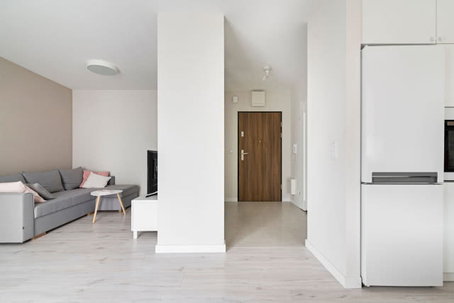 mieszkanie, kanapa, stolik kawowylodówka