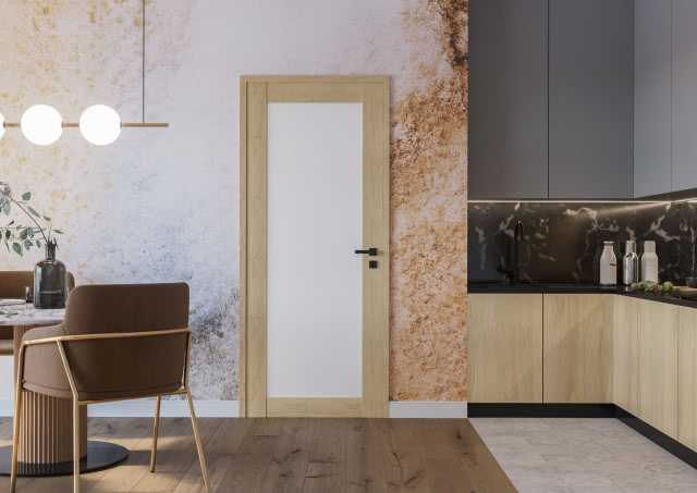 drewniane drzwi bezprzylgowe, czarna klamka, kuchnia, termosy, warzywa, drewniane fronty kuchenne, stół, krzesło, wazon z gałązką, lampa wisząca nad stołem