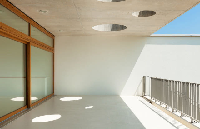 pusty taras z prześwitami w suficie